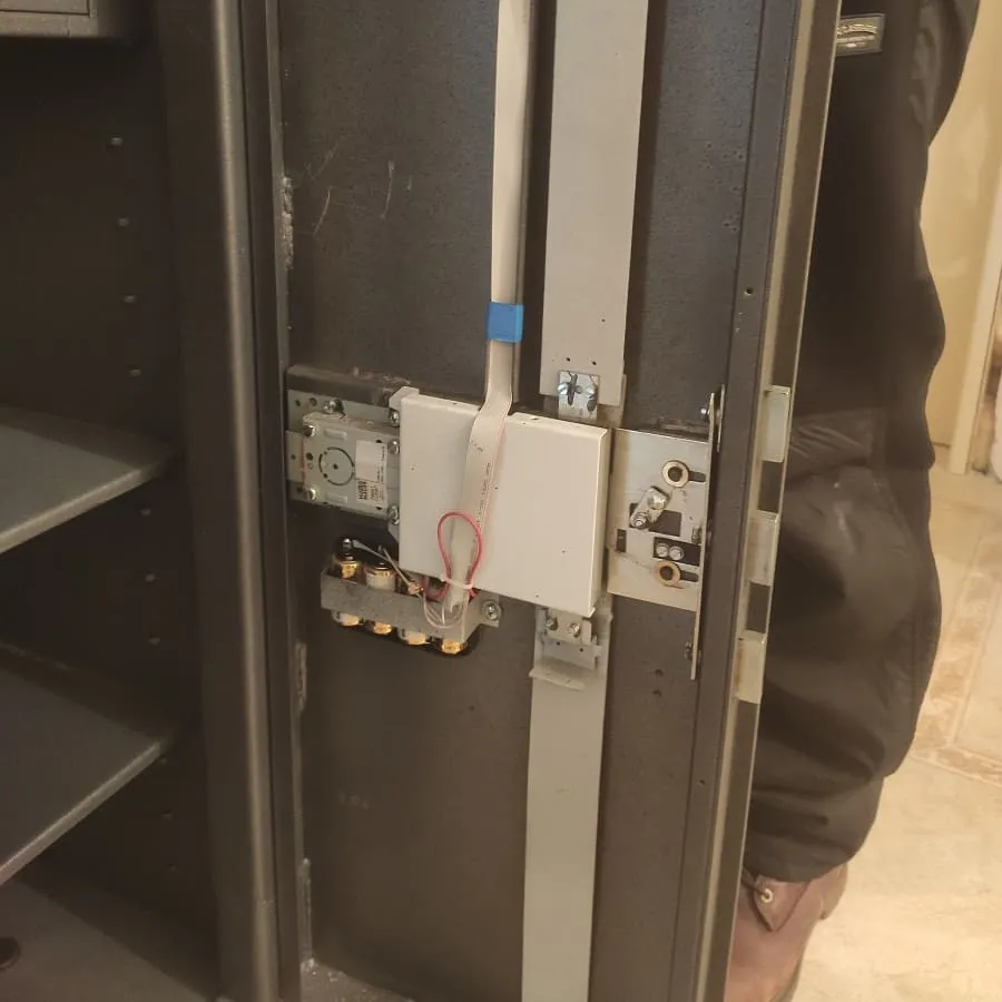 Ремонт электронного замка SAFETRONICS. Бибирево