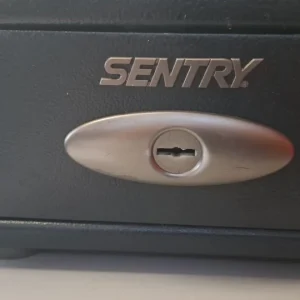 SENTRY SAFE с ключевым замком