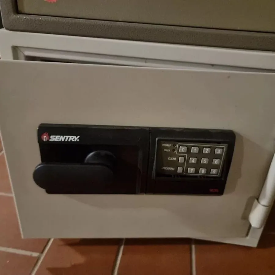 Вскрытие сейфа SENTRY с электронным замком